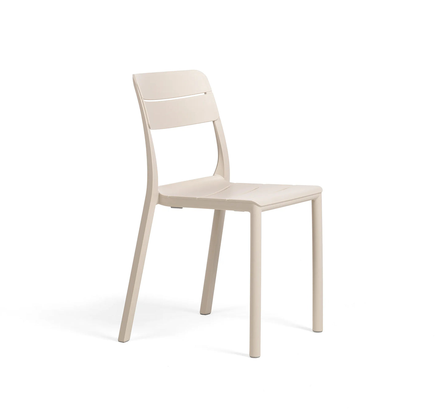 Silla de exterior CASSIA de NARDI sin brazos en color arena.
