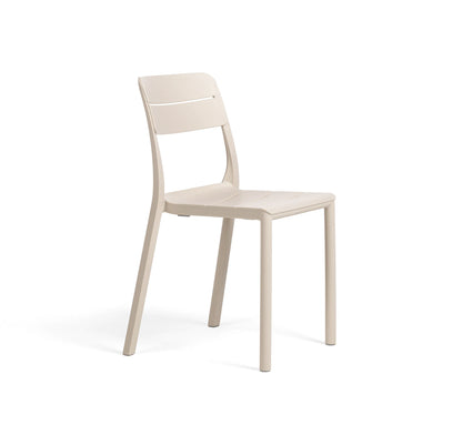 Silla de exterior CASSIA de NARDI sin brazos en color arena.