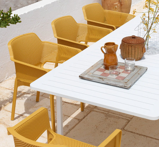 Conjunto de sillas NET en una terraza de diseño contemporáneo.
