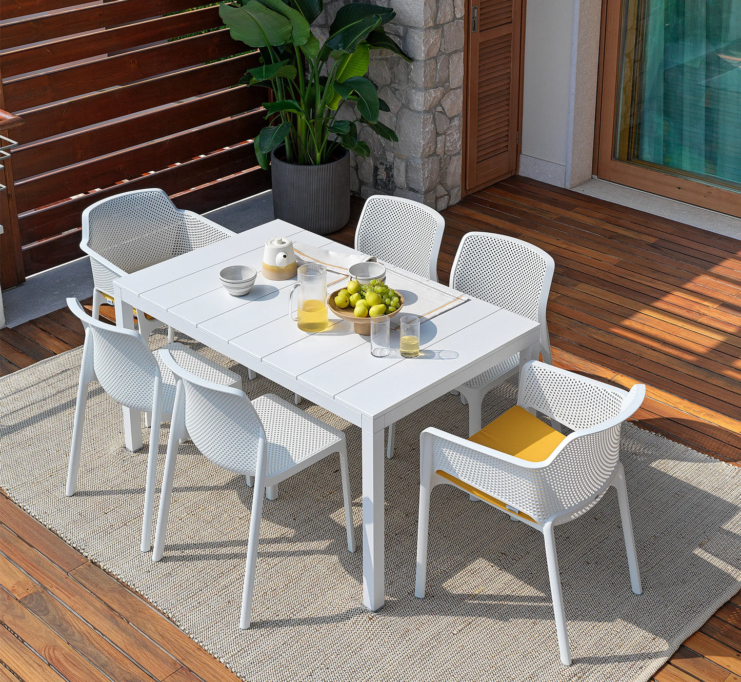 Conjunto de sillas NET en una terraza de diseño contemporáneo con cojines a medida.