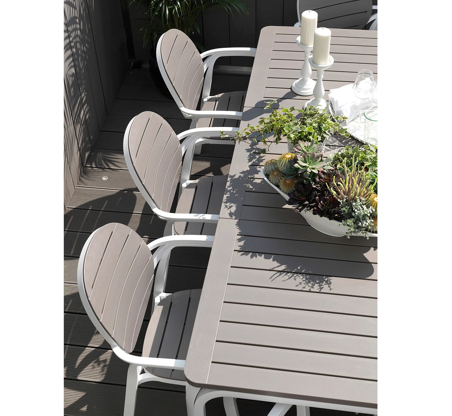 Comedor exterior con sillas PALMA y mesa ALLORO de Nardi.