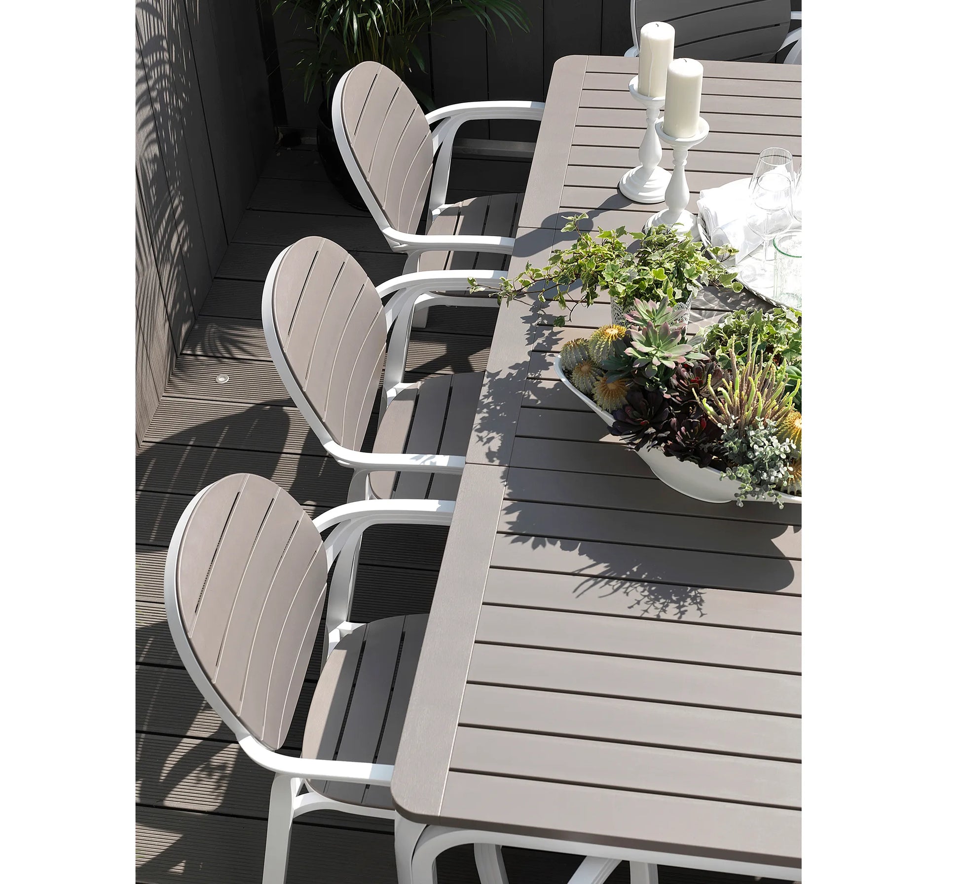 Comedor exterior con sillas PALMA y mesa ALLORO de Nardi.