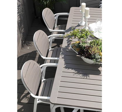 Comedor exterior con sillas PALMA y mesa ALLORO de Nardi.