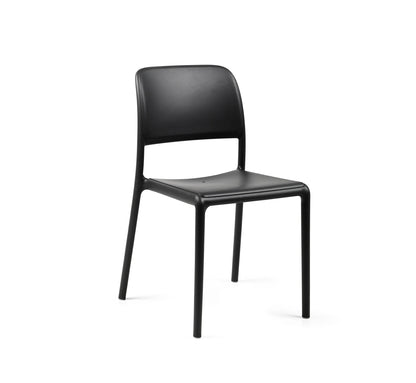 Silla de exterior RIVA de NARDI sin brazos en acabado antracita mate.