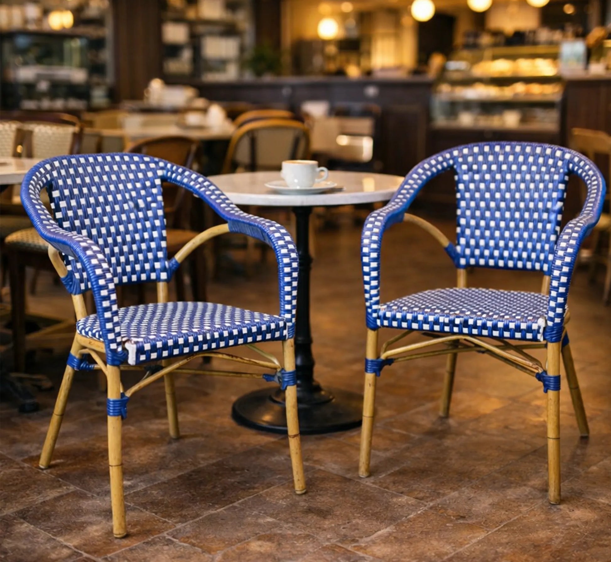 Pareja de sillones ARLÉS en un porche clásico con suelos de baldosa hidráulica.