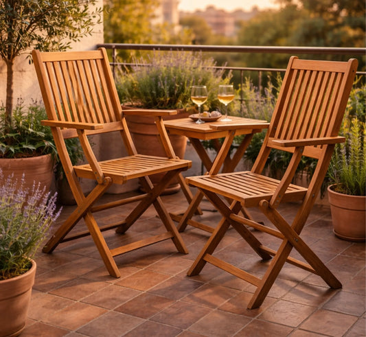 Dos sillas KATE en un balcón de estilo mediterráneo rodeado de plantas y luz cálida.