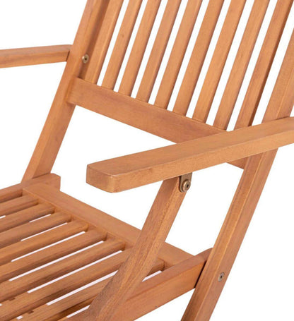 Primer plano de la veta natural de la madera de acacia y el herraje del sistema de plegado.