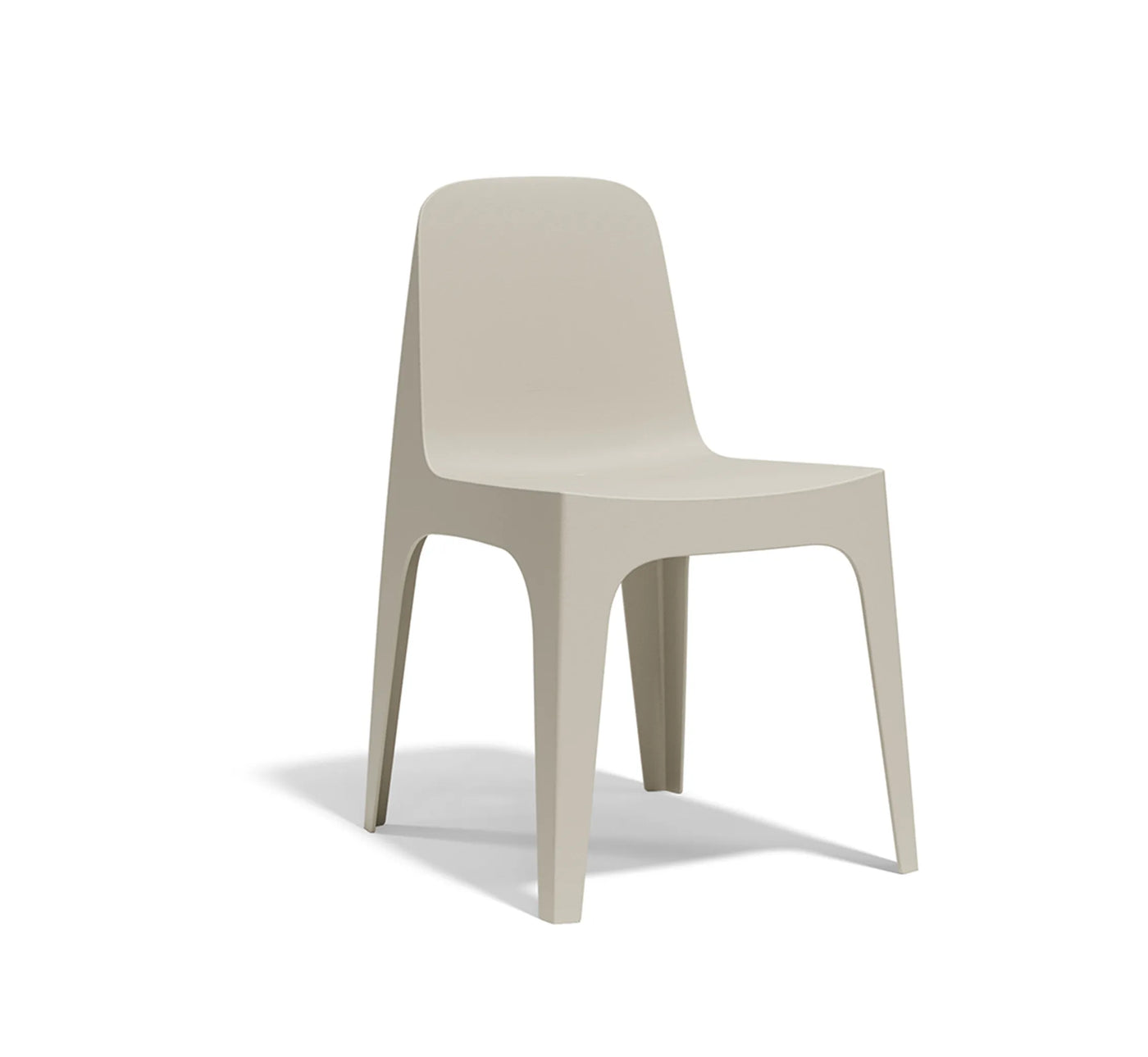 Silla de exterior SOLID de VONDOM en color crudo mate, diseño orgánico de Stefano Giovannoni.