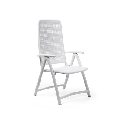 Sillón reclinable DÁRSENA de Nardi en color blanco, mostrando su diseño de lamas y respaldo de 4 posiciones.