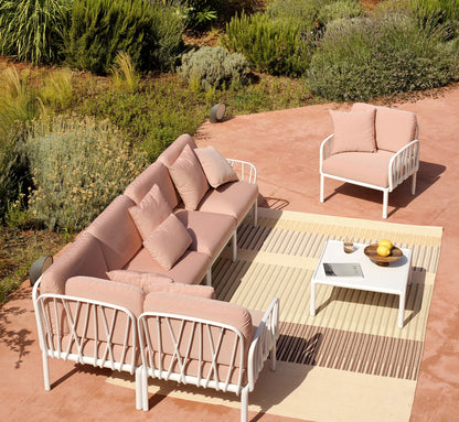 Configuración de sofá de exterior usando elementos centrales Komodo, creando una zona de bienestar continua.