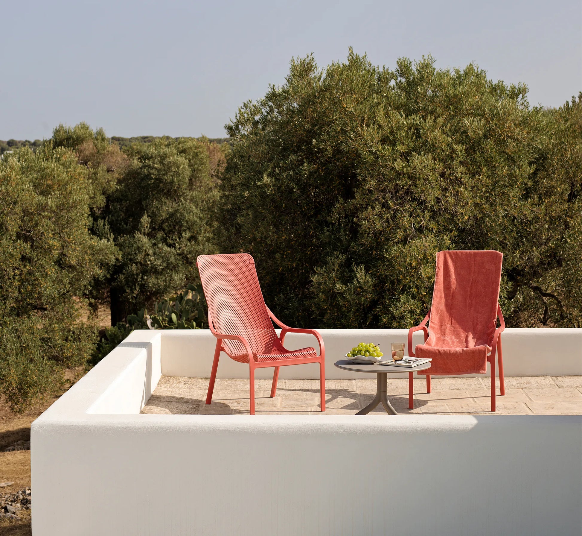 Varios sillones NET LOUNGE dispuestos en una terraza lounge, creando un ambiente de relax y diseño.