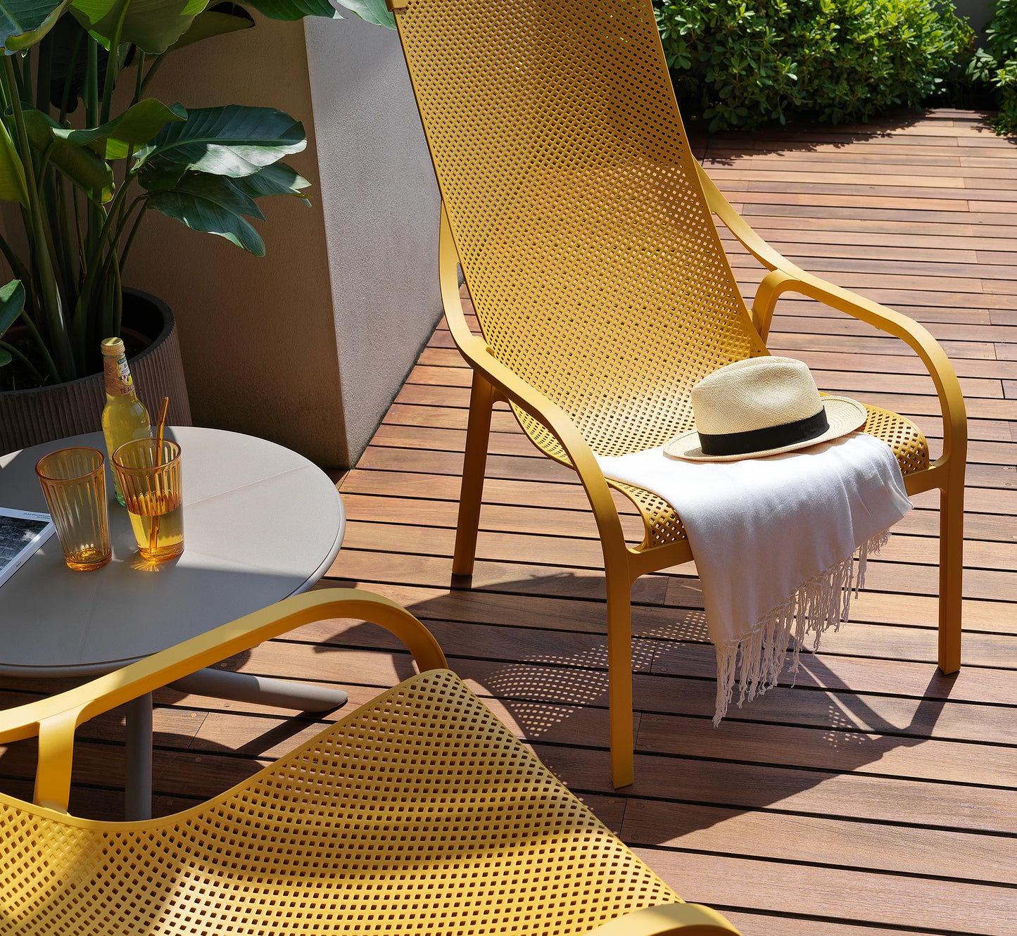 Detalle de la malla de polipropileno del sillón NET LOUNGE, resaltando la precisión del diseño y el tratamiento anti-UV.