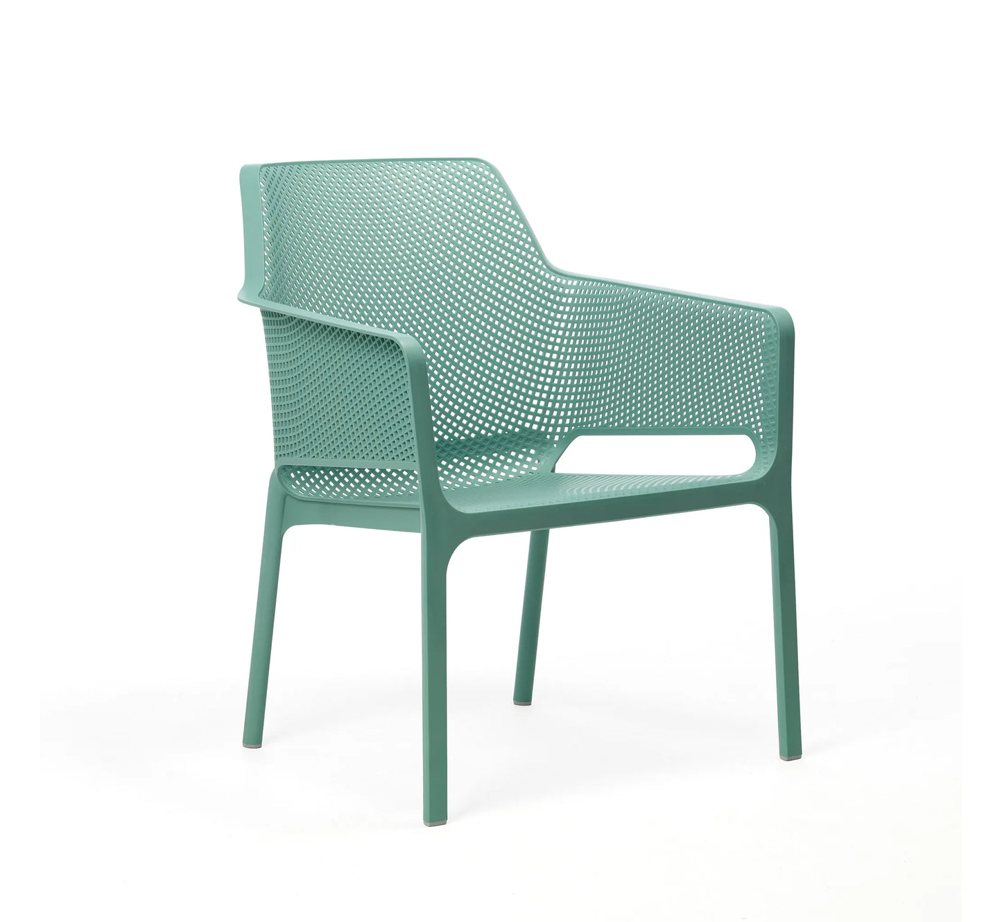 Sillón monobloc NET RELAX de Nardi resaltando su diseño de malla perforada y acabado mate.