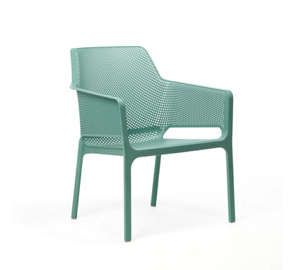 Sillón monobloc NET RELAX de Nardi resaltando su diseño de malla perforada y acabado mate.