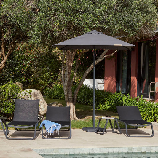 Parasol Ezpeleta EOLO PURETI en una terraza.