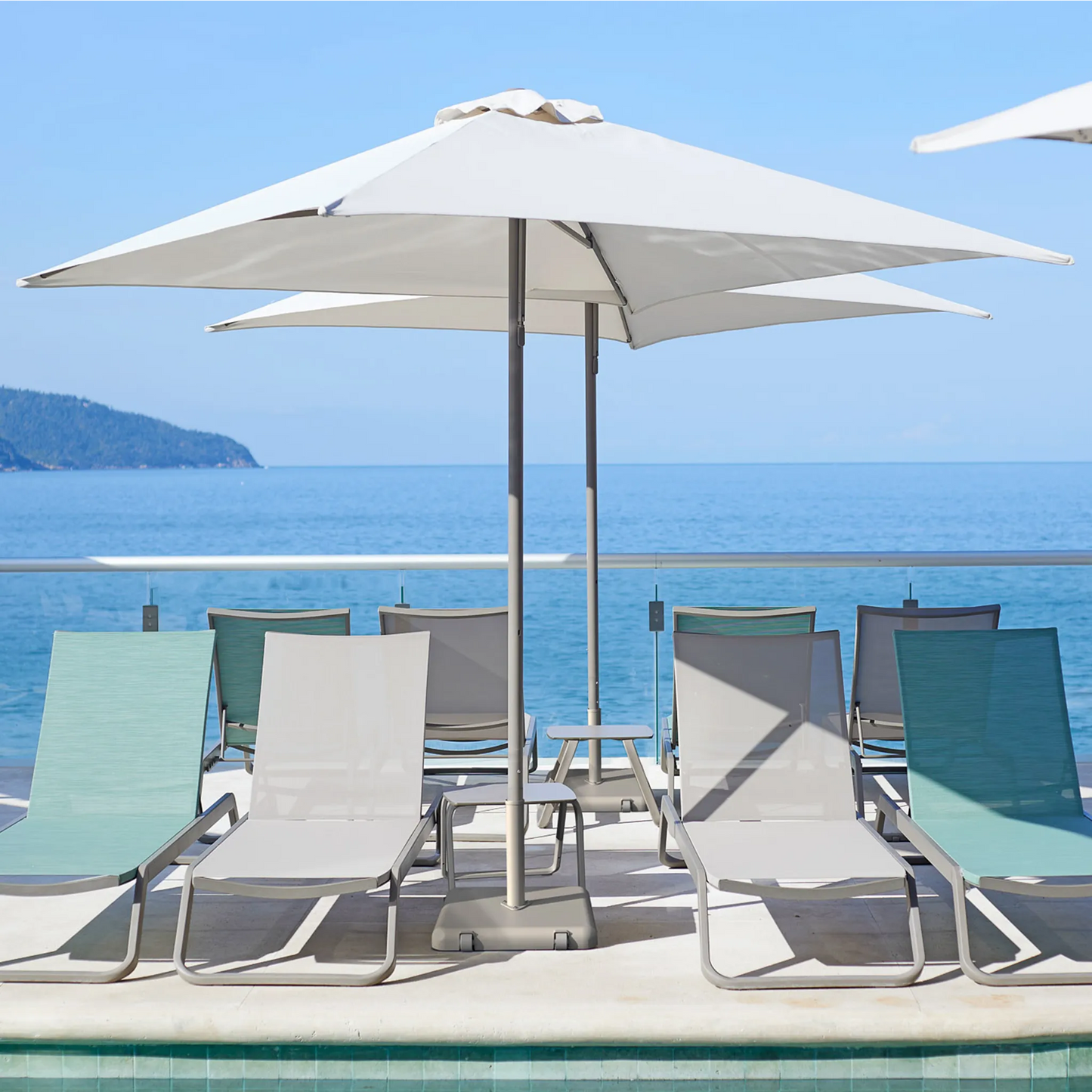 Parasol Ezpeleta EOLO PURETI en una terraza de hotel.