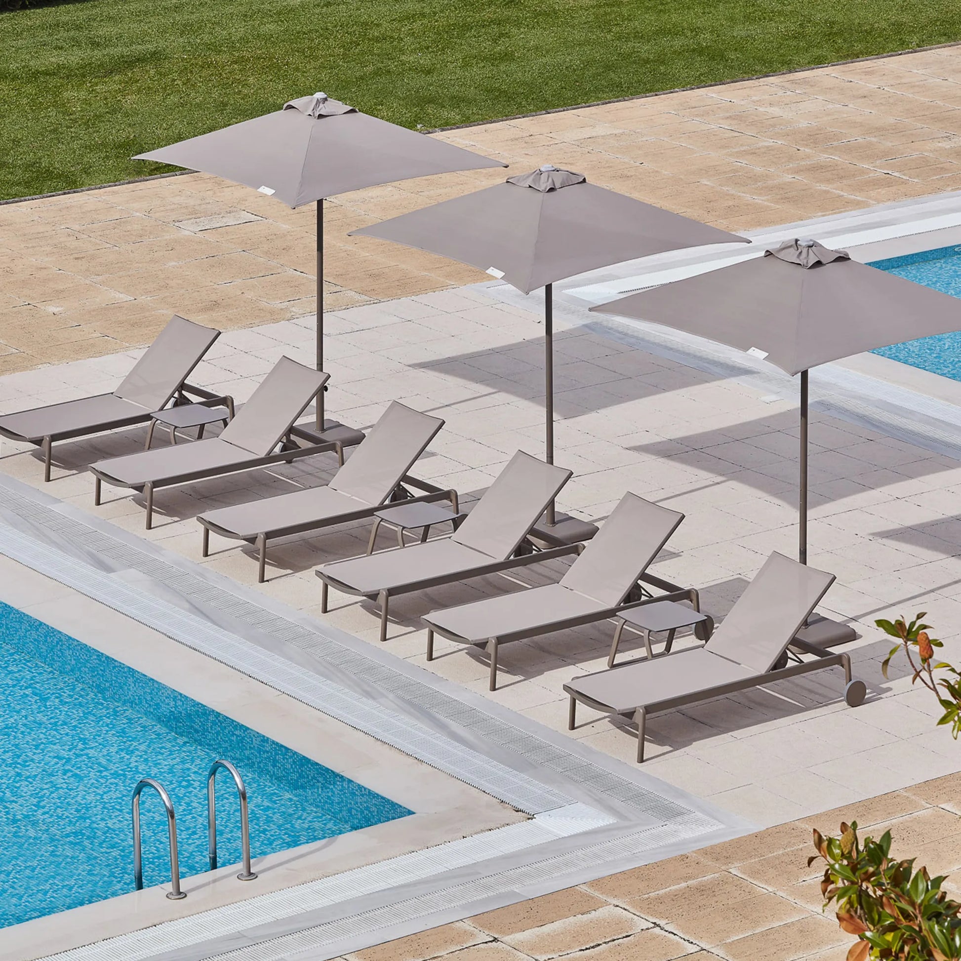 Parasol Ezpeleta EOLO PURETI en una terraza de hostelería.