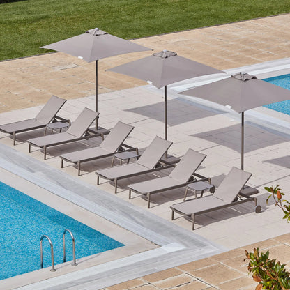 Parasol Ezpeleta EOLO PURETI en una terraza de hostelería.