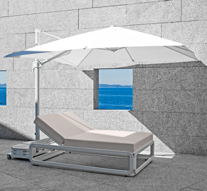 Parasol lateral Ezpeleta FLEXO 3x3 m abierto en una terraza.