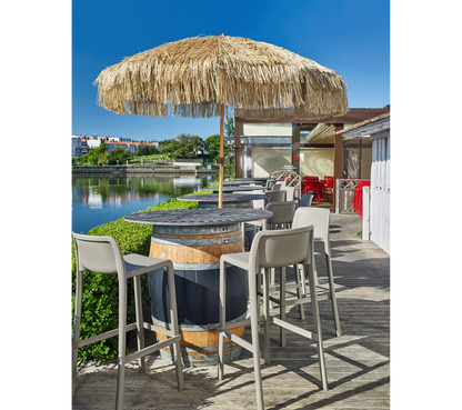 Sombrilla de Ezpeleta MANILA en la terraza de un restaurante frente al mar.