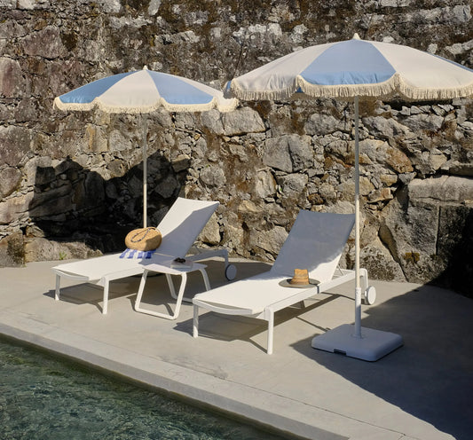 Sombrilla TOSCANA en una terraza de estilo mediterráneo o chill-out.