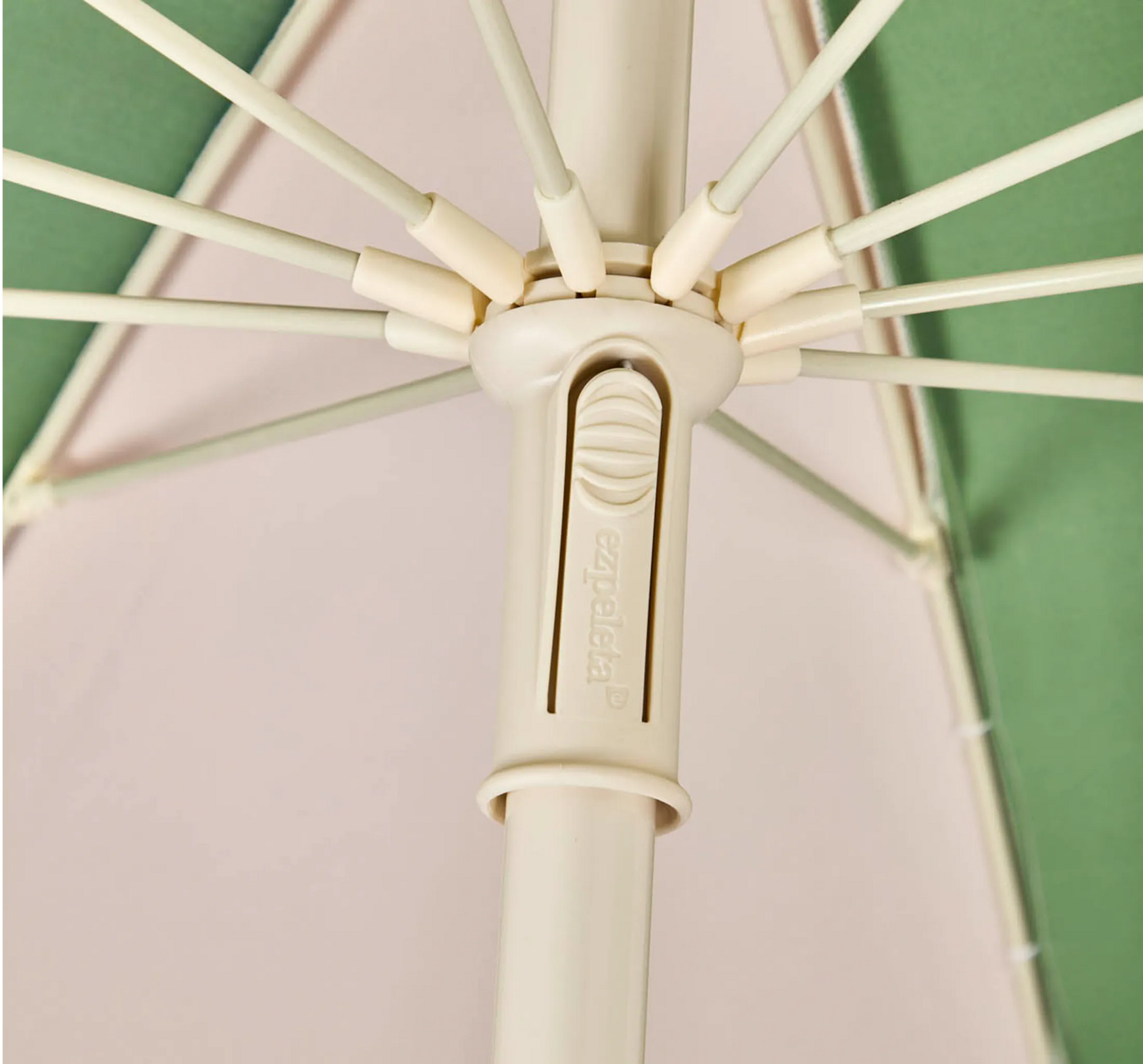 Detalle de las varillas de fibra de vidrio y tejido de poliéster 220 gr del modelo TOSCANA.
