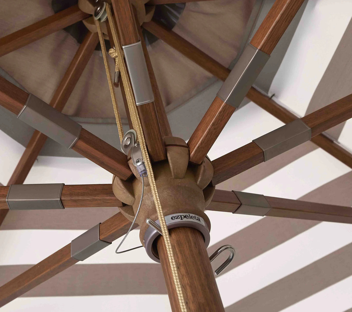 Sistema de apertura por poleas y detalle de las varillas de madera del modelo JAVA.