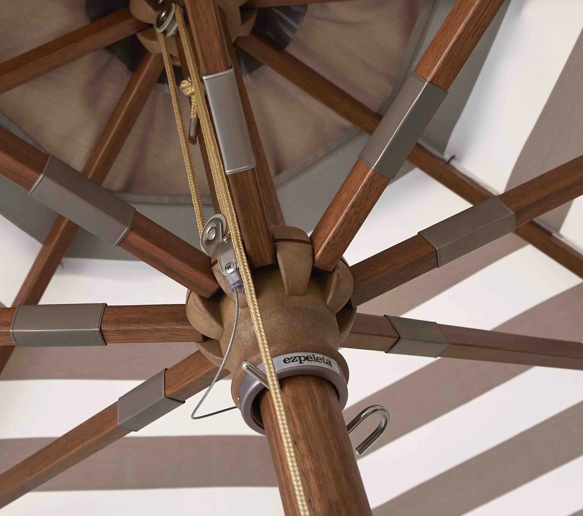 Sistema de apertura por poleas y detalle de las varillas de madera del modelo JAVA.