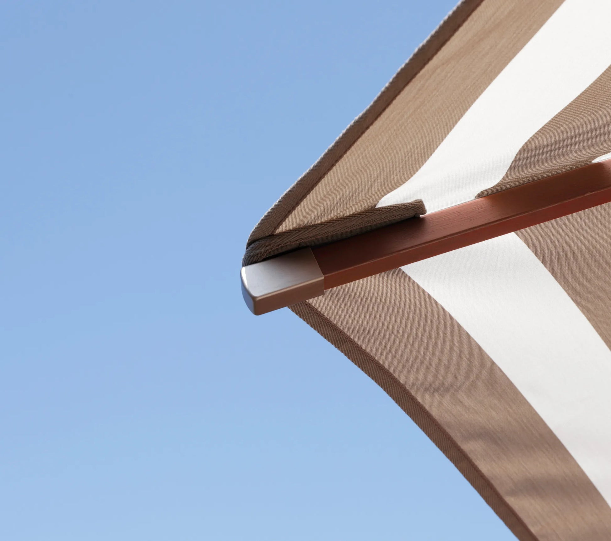 Sistema de apertura por poleas y detalle de las varillas de madera del modelo JAVA.