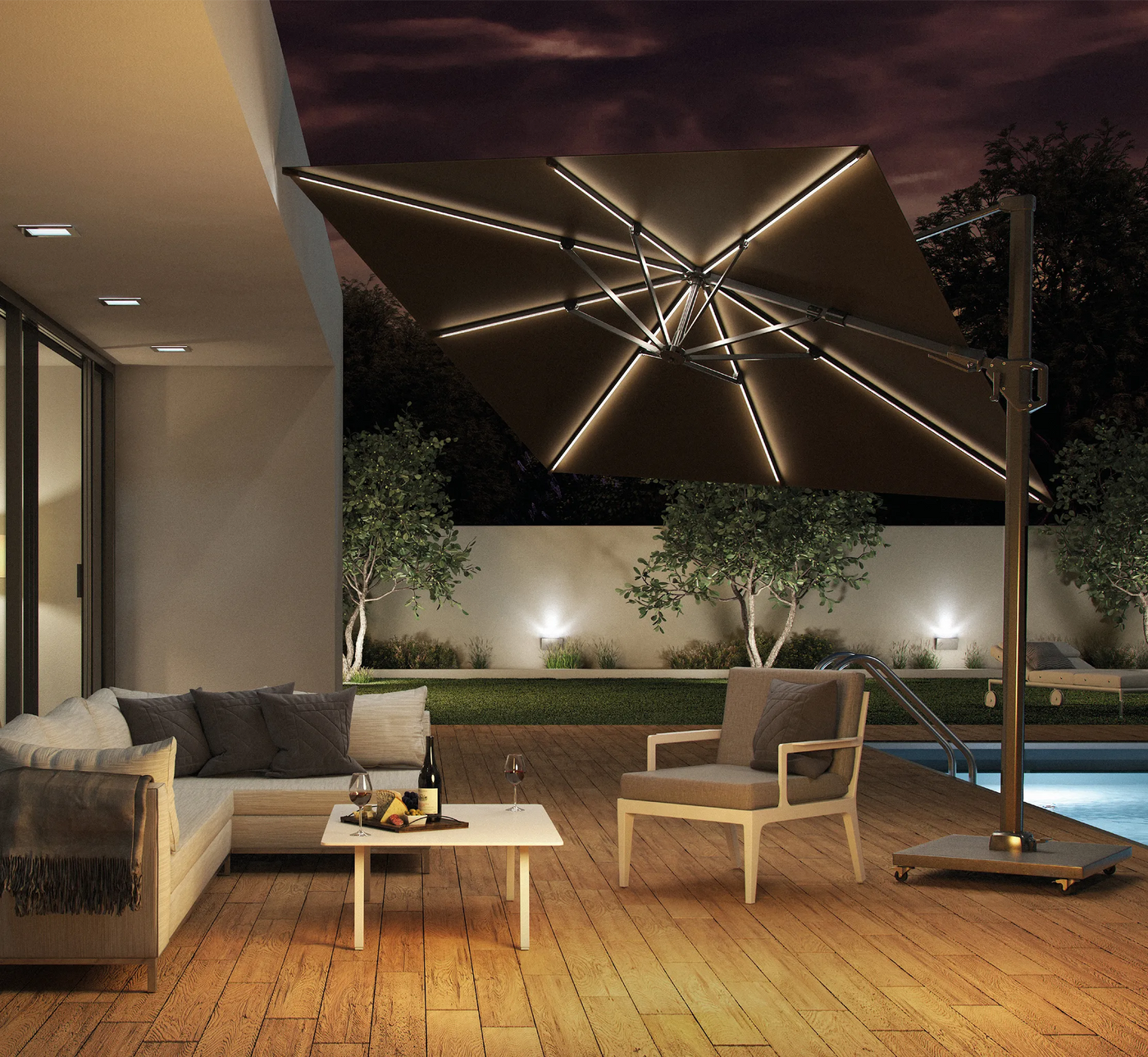 Parasol lateral Challenger Glow de 3x3m con luces LED encendidas al anochecer.