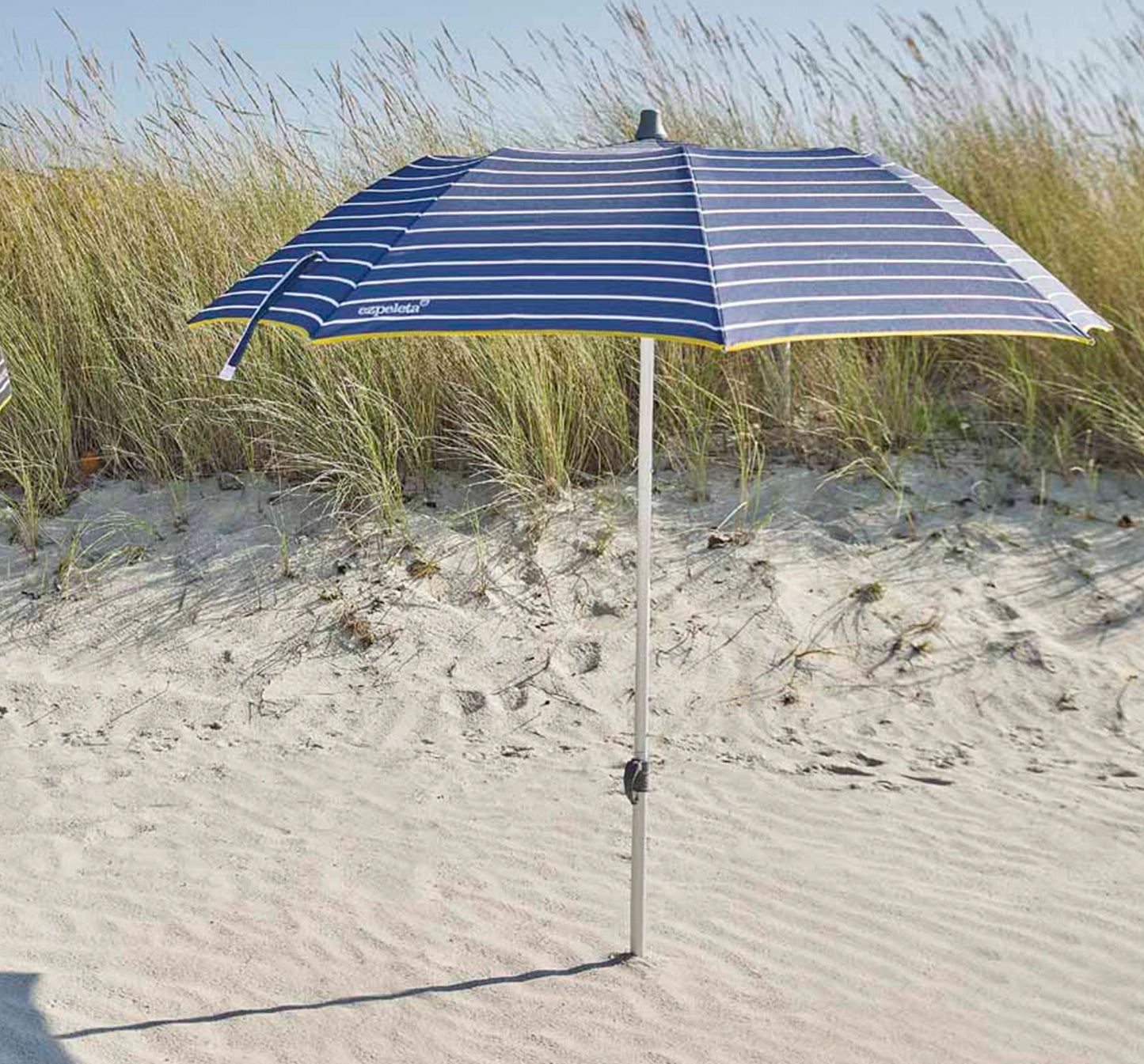 Sombrilla de playa plegable Ezpeleta FOLD & GO abierta con diseño octogonal.