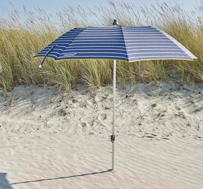 Sombrilla de playa plegable Ezpeleta FOLD & GO abierta con diseño octogonal.