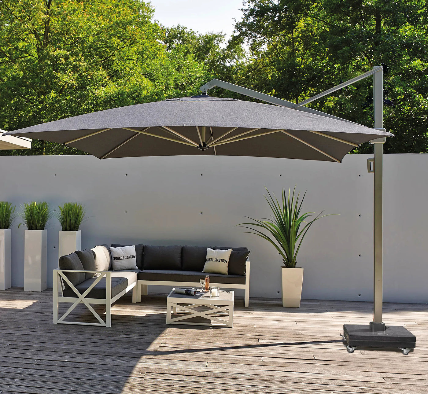 Parasol lateral ICON PREMIUM de 4 x 3 m en color Faded Black para terraza de lujo.