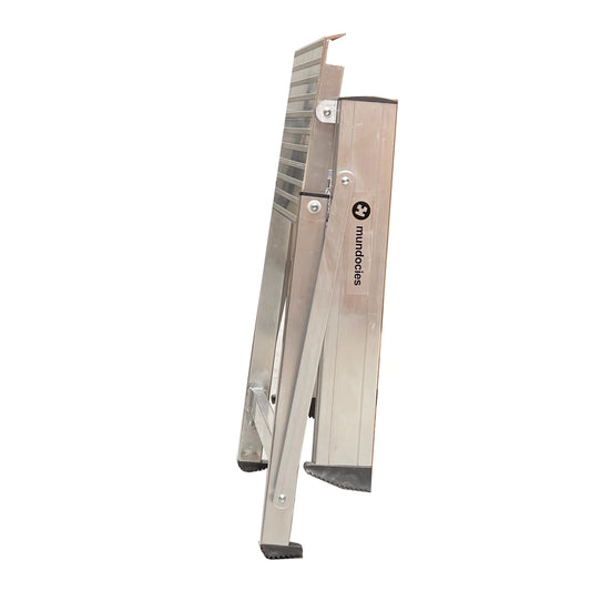 Taburete Forte plegado mostrando su perfil compacto para almacenamiento profesional.