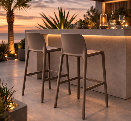 Pareja de taburetes FARO en una barra de exterior de piedra volcánica.