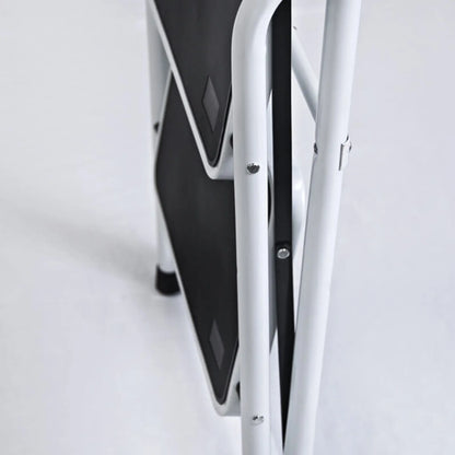 Taburete White plegado mostrando su diseño compacto para almacenamiento en espacios pequeños.