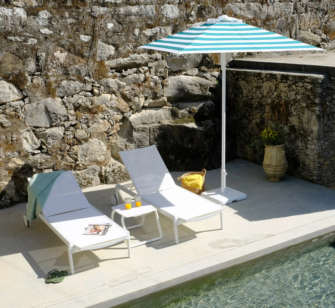 Tumbona LAGO con el respaldo en posición de relax, evocando una atmósfera de bienestar y exclusividad mediterránea.