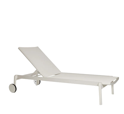 Tumbona LAGO de Ezpeleta en color Blanco, destacando su estructura de aluminio y tejido técnico Phifertex®.