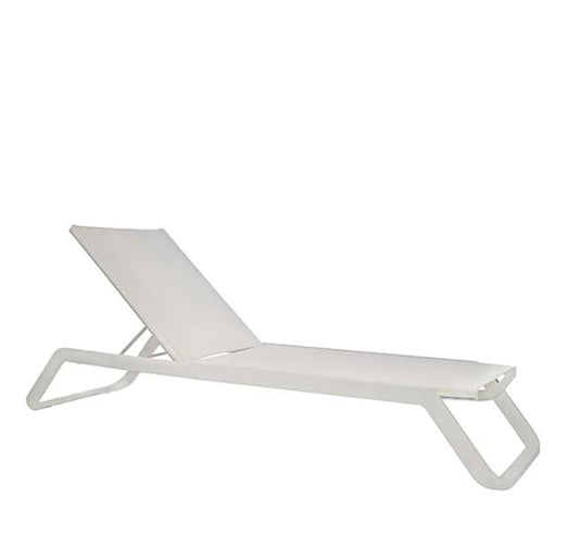 Tumbona VILA de Ezpeleta en color Blanco, resaltando su longitud de 211 cm y su estructura de aluminio lacado.
