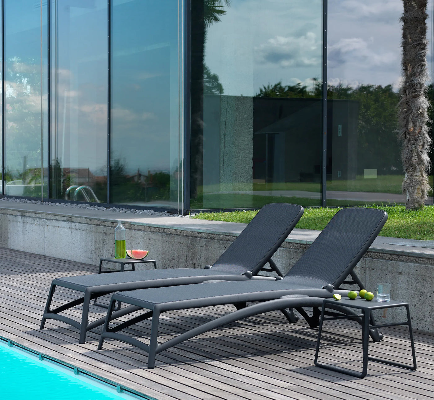 Alineación de tumbonas ATLÁNTICO en un solárium de lujo, mostrando su orden visual y estética minimalista.