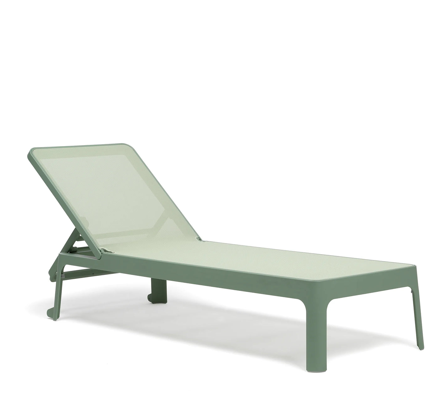 Tumbona PLANO de Nardi, resaltando su diseño sin brazos y su posición.