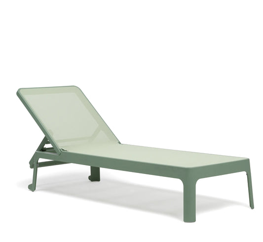 Tumbona PLANO de Nardi, resaltando su diseño sin brazos y su posición.